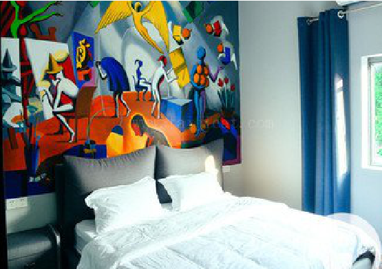  潜山对于酒店的墙体彩绘而言更注重哪些方面？